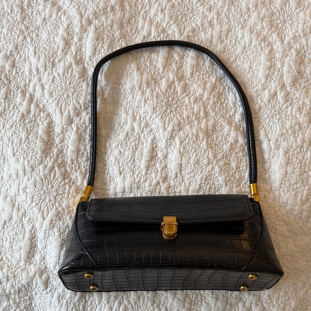 Elegant Black Crocodile-Embossed Shoulder Bag
